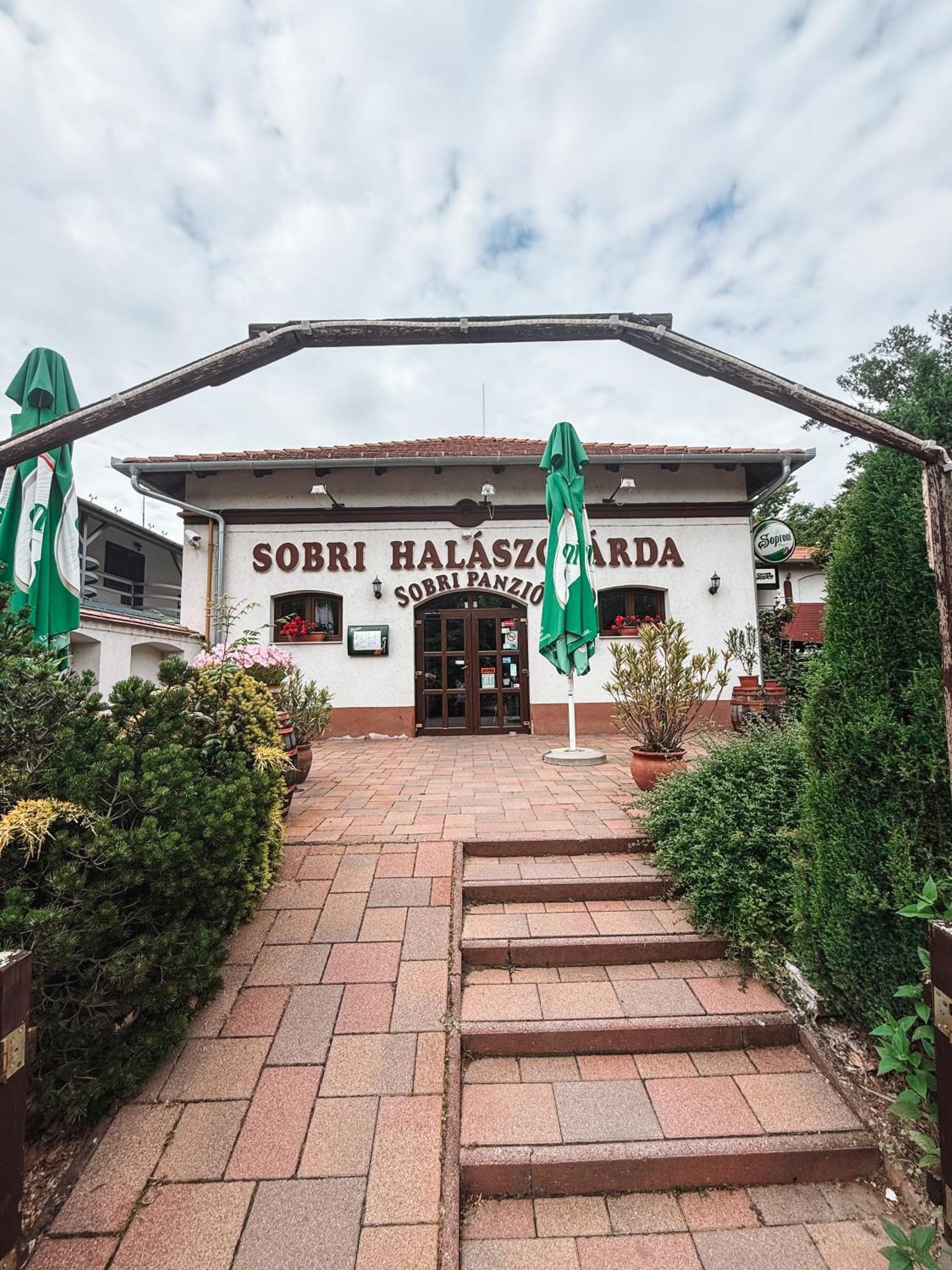 Sobri Halaszcsarda Es Panzio Baja Luaran gambar